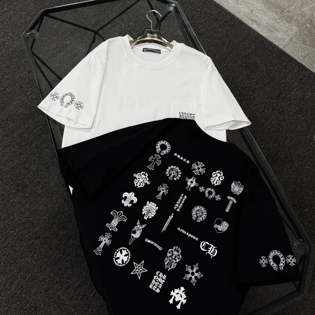 P170 Chrome Hearts Chrome Hearts 25 high-end versions. The fabric is made of 300 grams of high-density pure cotton. It does not deform or shrink. It has three labels. It is the same style for men and women. Technology: Digital printing. Color: White. Black. SIZE: S-XL.